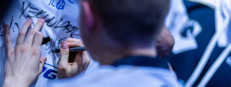 Valve обязали игроков рисовать автографы для стикеров на мейджор вручную