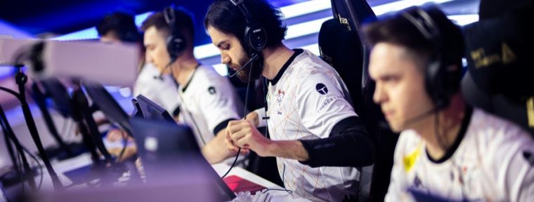 Игроки Virtus.pro выбирают знаменитостей для игры в CS2