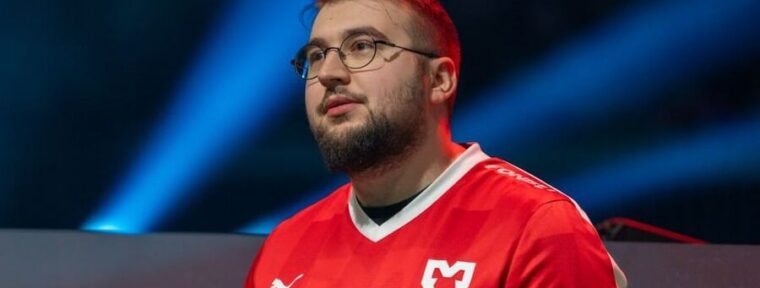 Torzsi продлил контракт с MOUZ